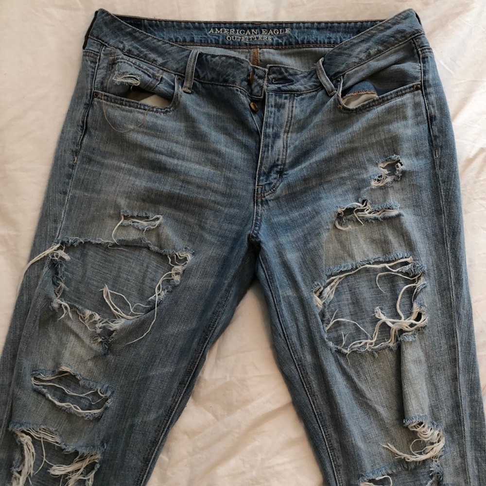 AE Light-wash Ripped Tomgirl Jeans